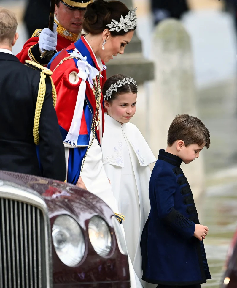 Princesa Kate e Princesa Charlotte usam chapéus e vestidos combinando