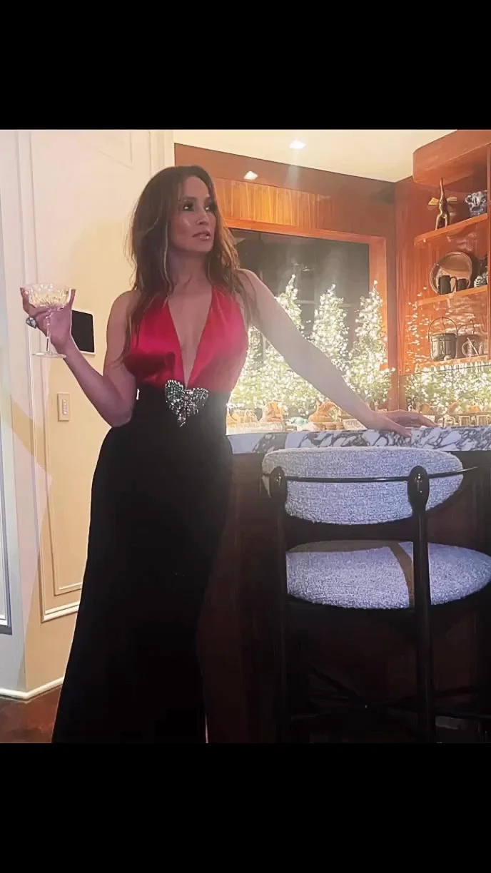 Jennifer Lopez recibe el Año Nuevo con un sexy vestido halter con cupcake que los fanáticos piensan que dice 2028 - 598