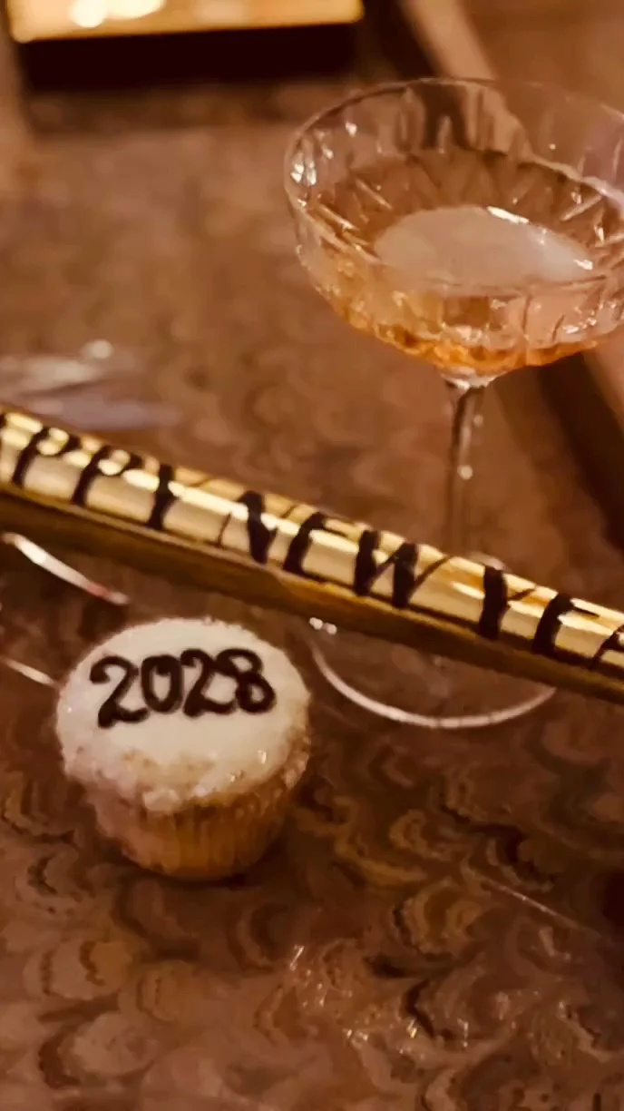 Jennifer Lopez recibe el Año Nuevo con un sexy vestido halter con cupcake que los fanáticos piensan que dice 2028 - 597