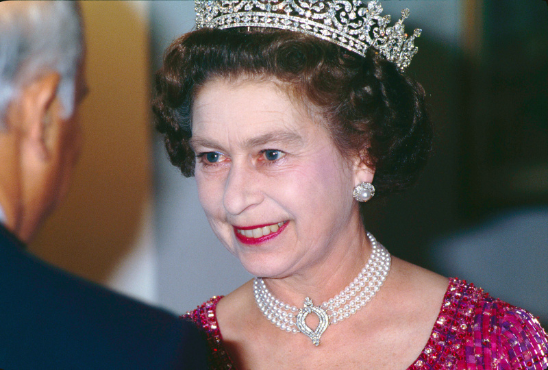 Prinsessan Kate hedrar drottning Elizabeth II vid hennes begravning 2